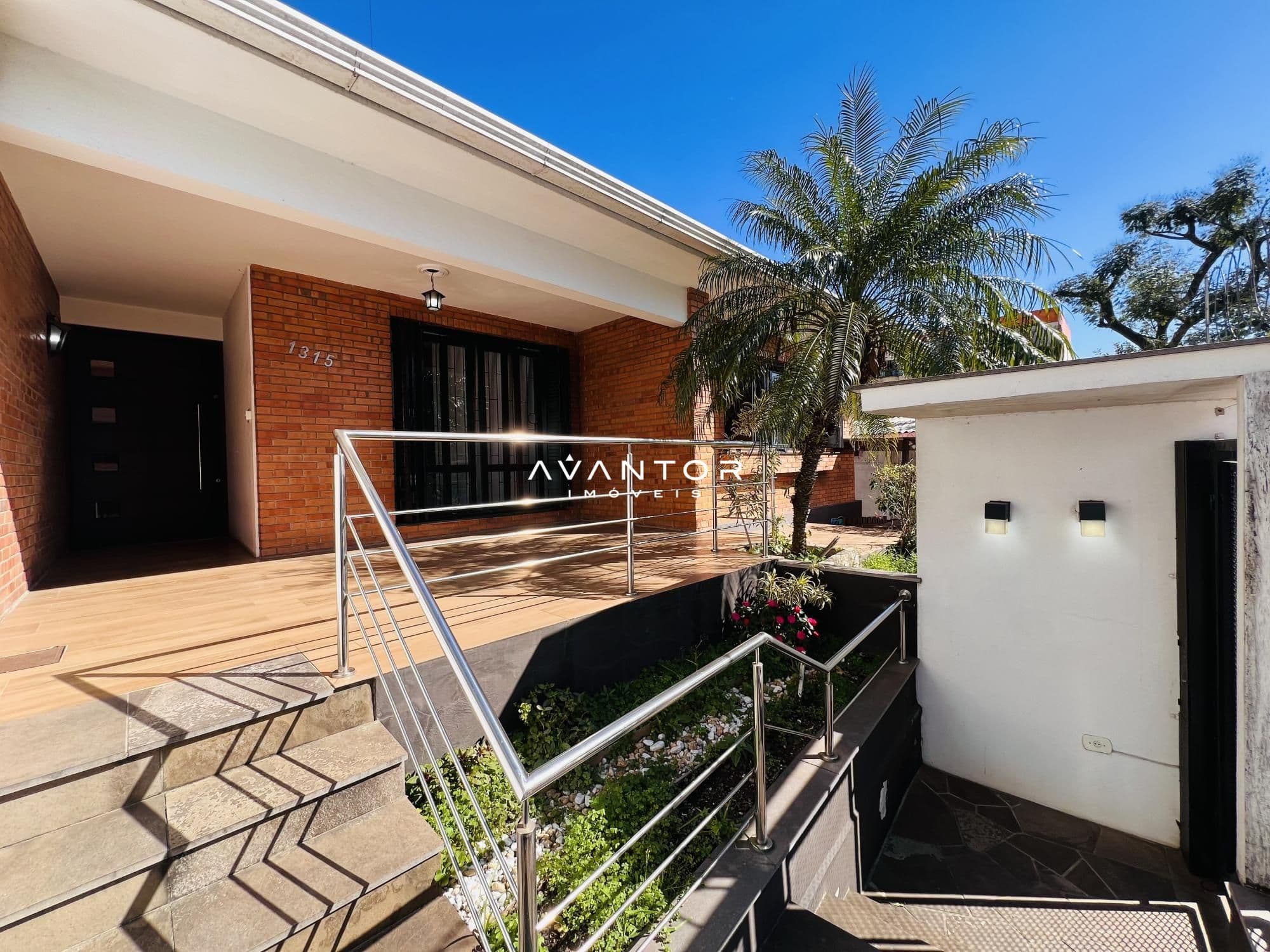 Fachada da casa com pátio e áreas externas — Casa com 4 quartos à venda em Nossa Senhora do Rosário, Santa Maria/RS