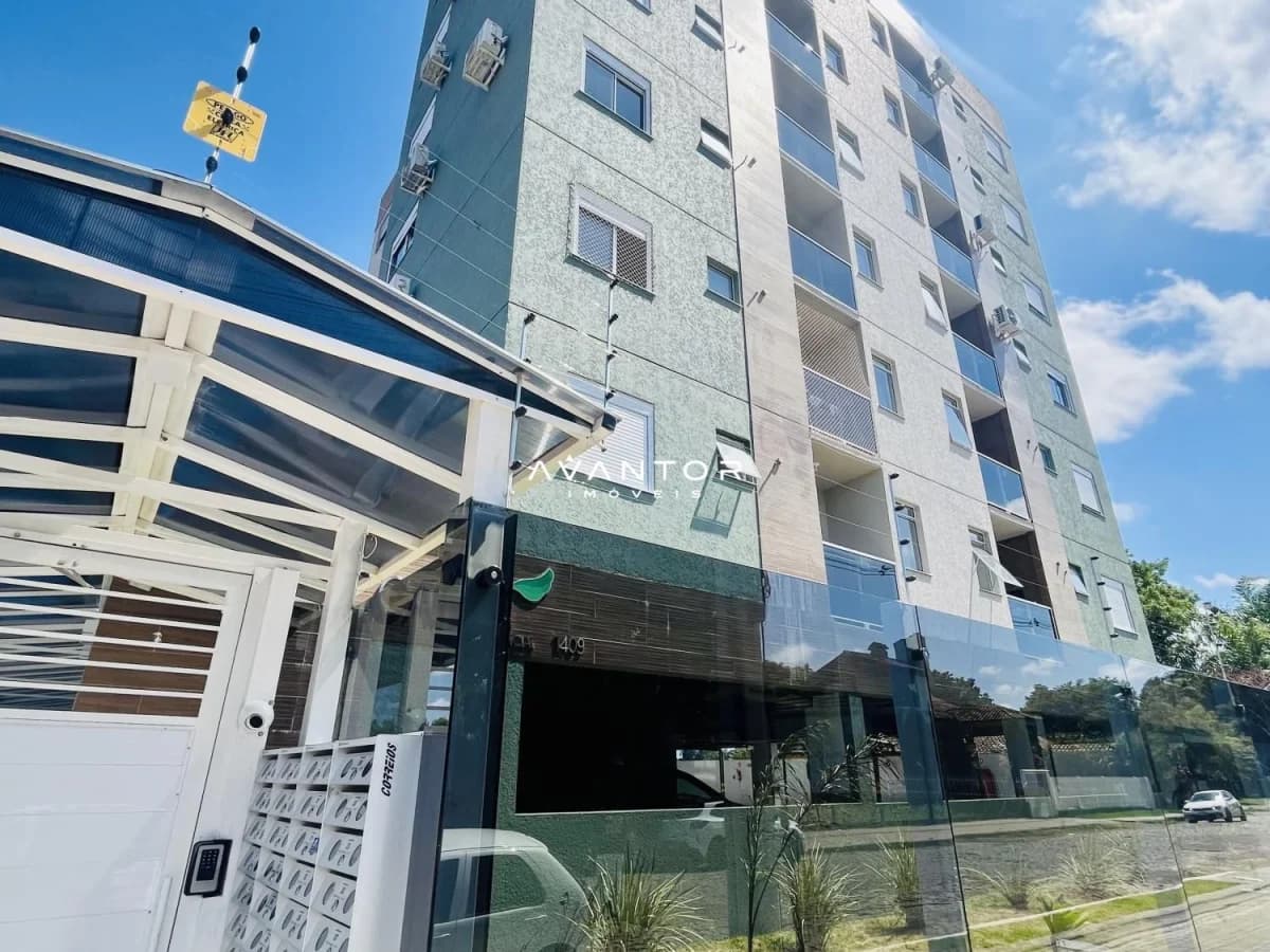 Fachada do prédio com garagem — Apartamento com 2 quartos à venda no Residencial Carina, em Camobi, Santa Maria/RS