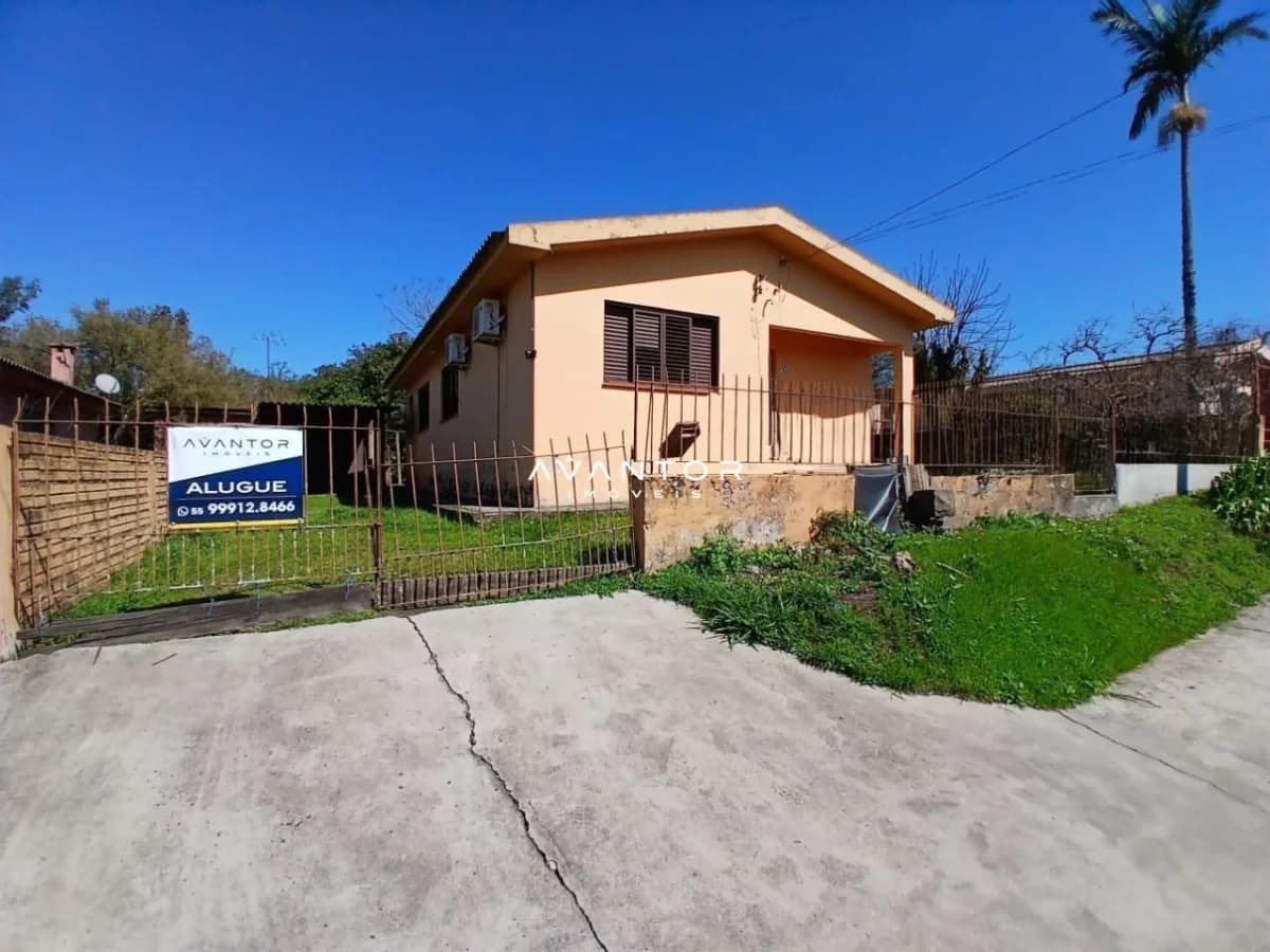 Fachada da casa com pátio — Casa com 3 quartos para alugar em Camobi, Santa Maria/RS