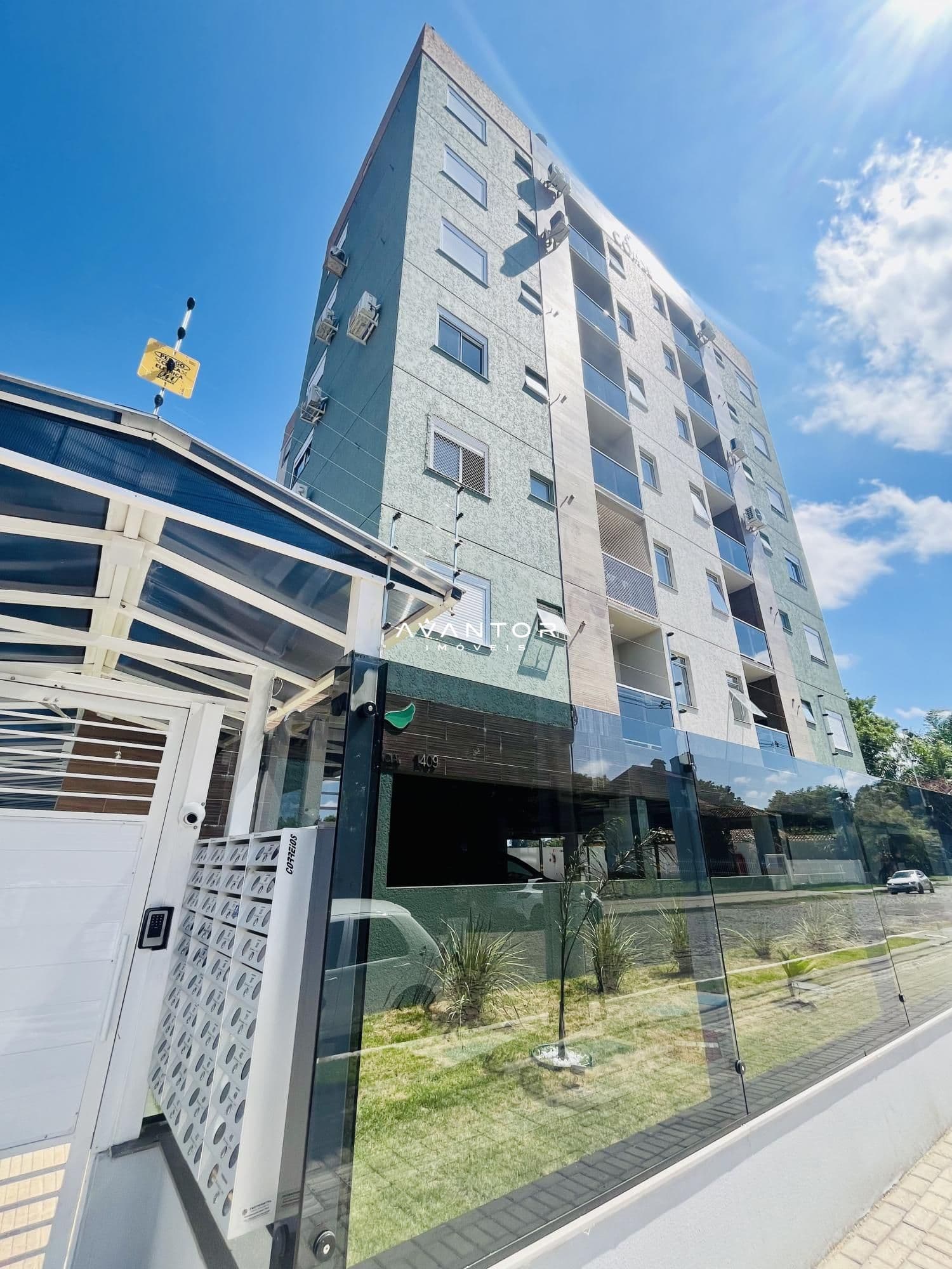 Fachada do prédio com garagem — Apartamento com 1 quarto à venda no Residencial Carina, em Camobi, Santa Maria/RS
