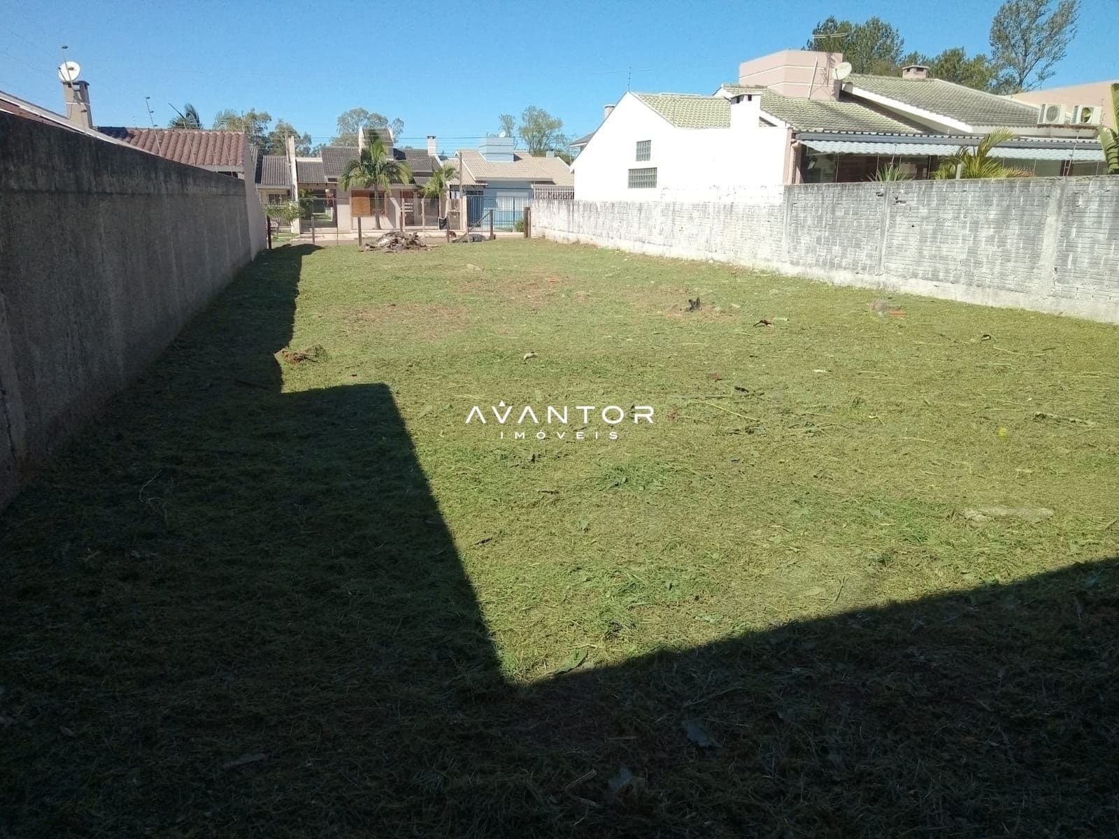 Terreno com gramado e muro — Terreno à venda em Diácono João Luiz Pozzobon, Santa Maria/RS