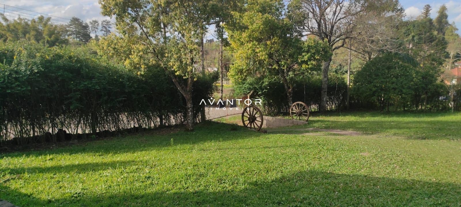 Pátio com árvores e portão de entrada — Terreno à venda em Parque Serrano I, Itaara/RS