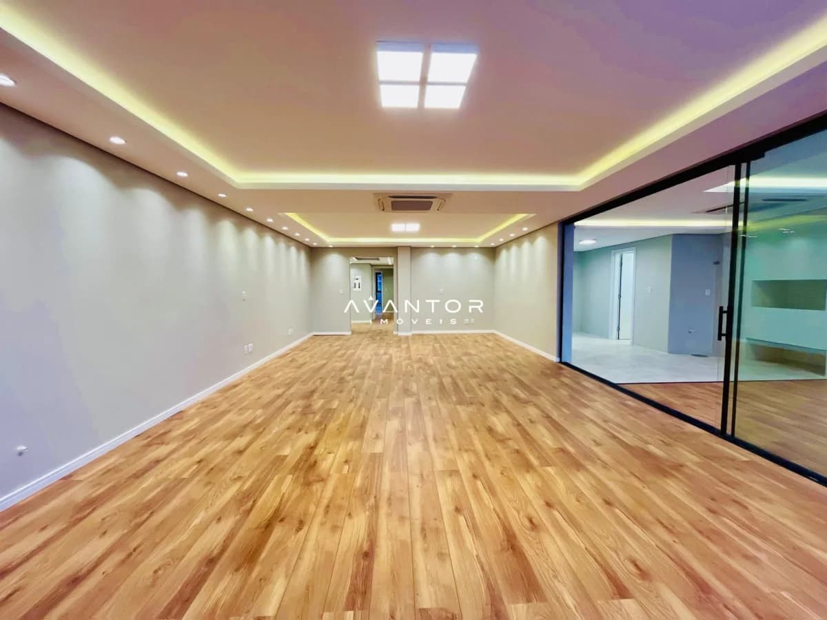 Sala com piso de madeira e parede espelhada — Residencial Córdoba Palace, Nossa Senhora Medianeira, Santa Maria/RS