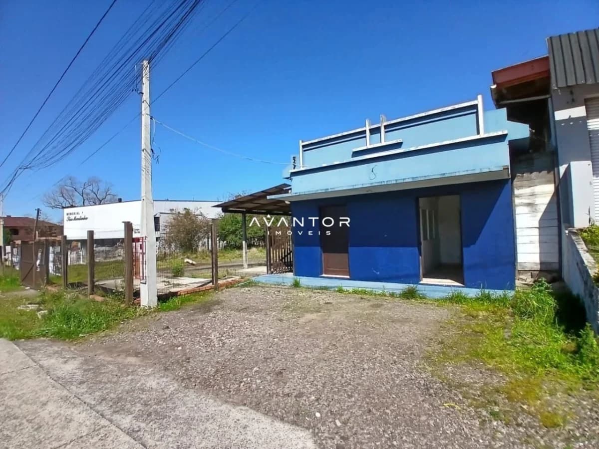 Fachada da casa com acabamento em azul — Loja com 3 salas à venda em Camobi, Santa Maria/RS