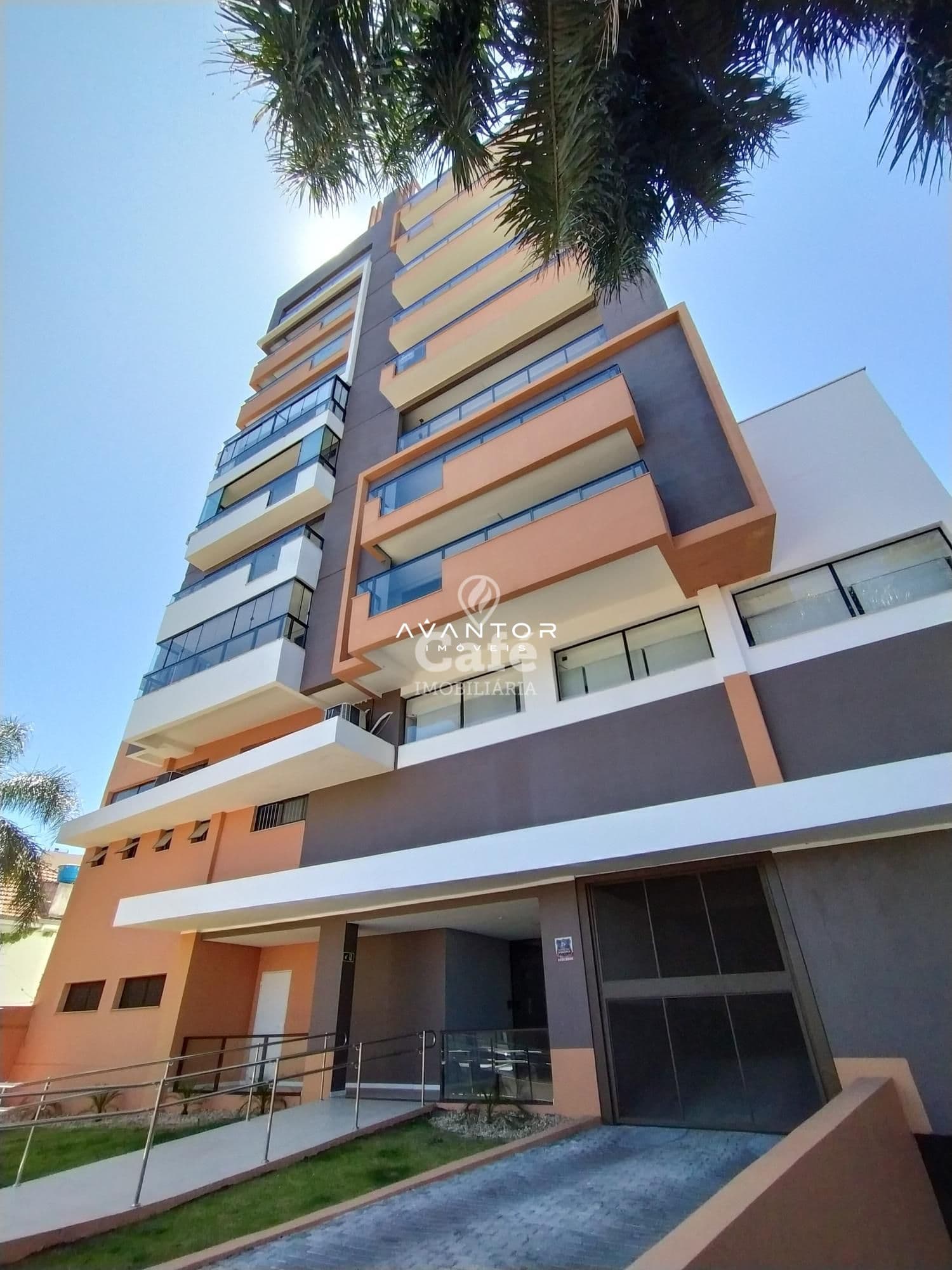 Fachada do prédio com sacadas — Apartamento com 2 quartos à venda em Nossa Senhora Medianeira, Santa Maria/RS