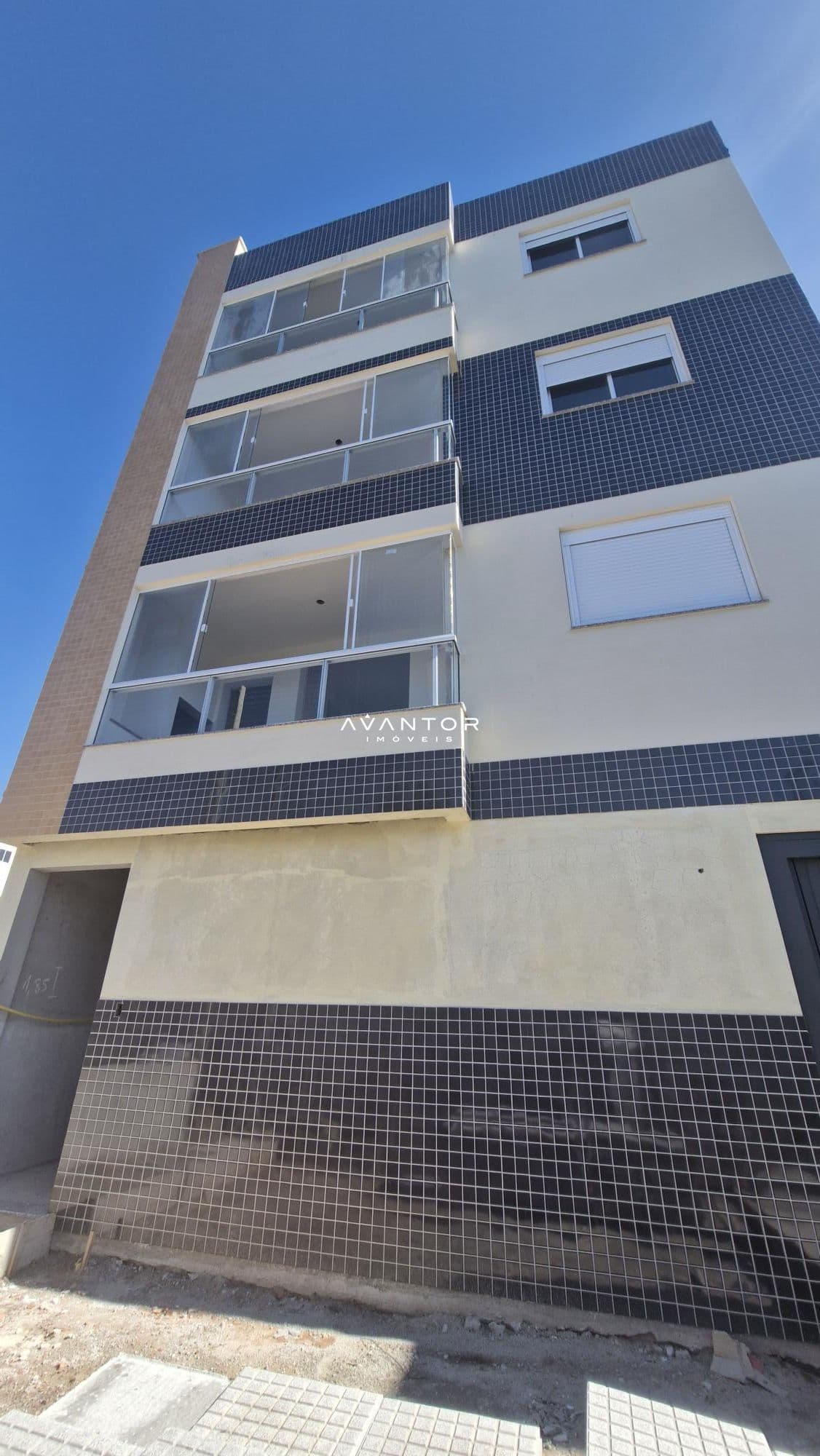 Fachada do prédio com sacadas e painéis solares — Apartamento com 2 quartos à venda em Nossa Senhora do Rosário, Santa Maria/RS