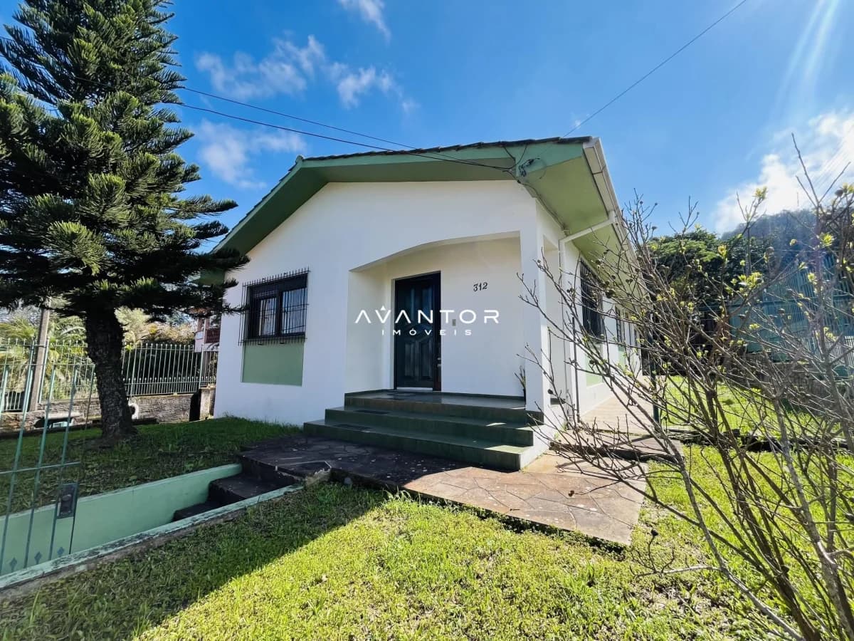 Fachada da casa com jardim — Casa com 3 quartos à venda em Nossa Senhora do Perpétuo Socorro, Santa Maria/RS