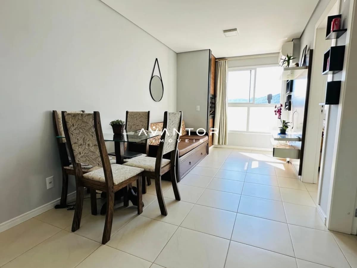 Sala de estar integrada à cozinha com sacada — Apartamento com 1 quarto à venda em Camobi, Santa Maria/RS