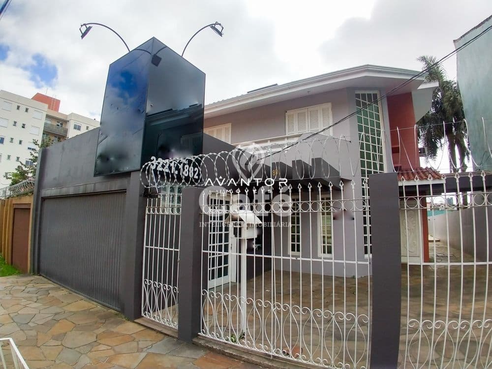 Fachada da casa com portão e garagem — Casa Comercial com 4 salas à venda em Nossa Senhora Medianeira, Santa Maria/RS