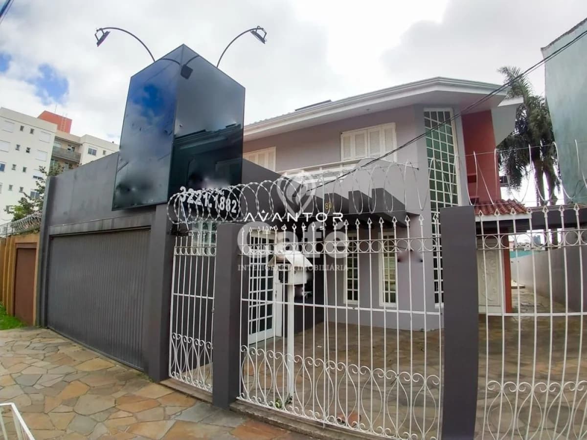Fachada da casa com portão e garagem — Casa Comercial com 4 salas à venda em Nossa Senhora Medianeira, Santa Maria/RS