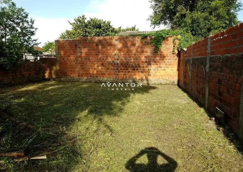 Pátio com muros de alvenaria — Terreno à venda em Pinheiro Machado, Santa Maria/RS
