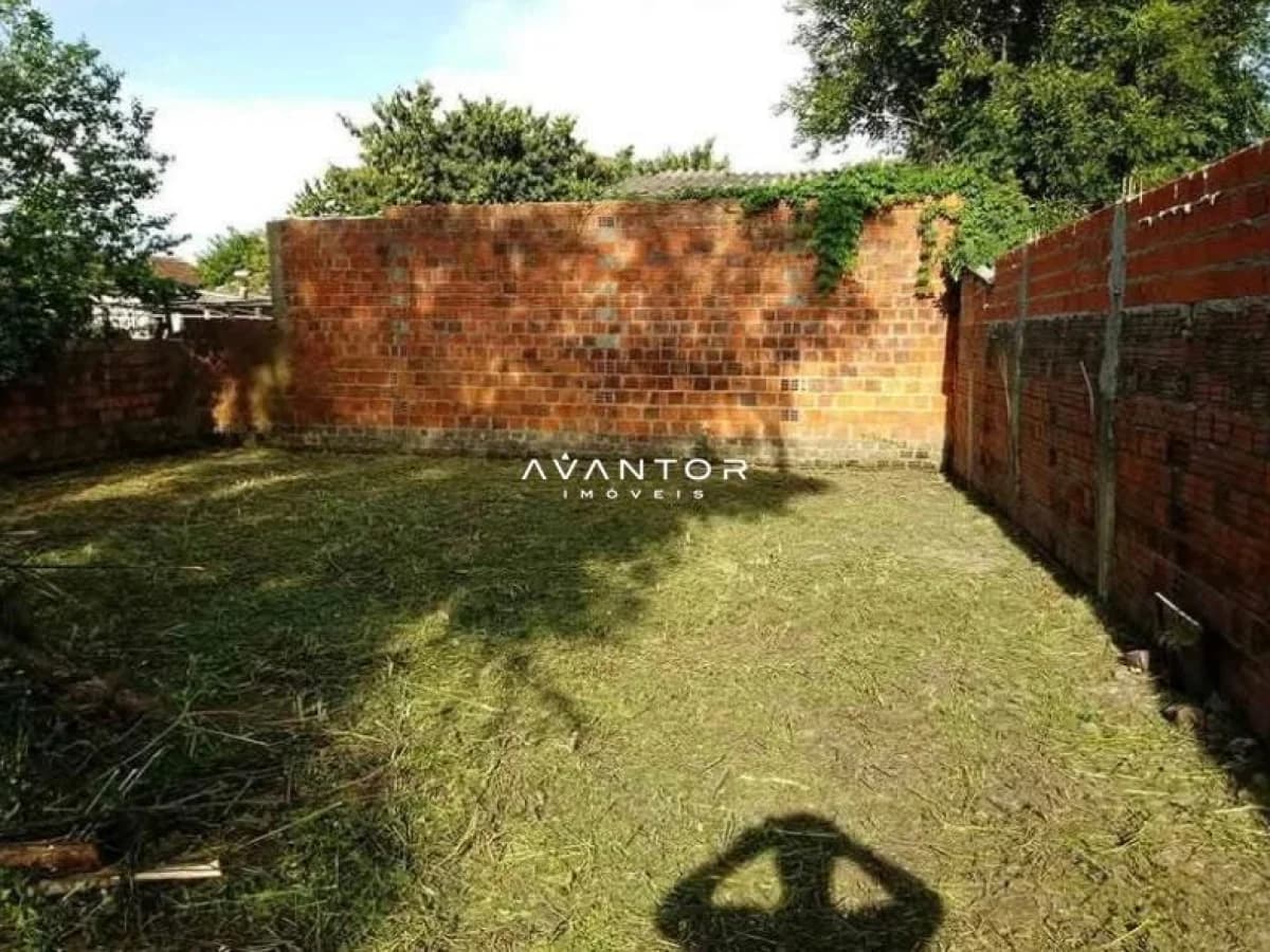 Pátio com muros de alvenaria — Terreno à venda em Pinheiro Machado, Santa Maria/RS