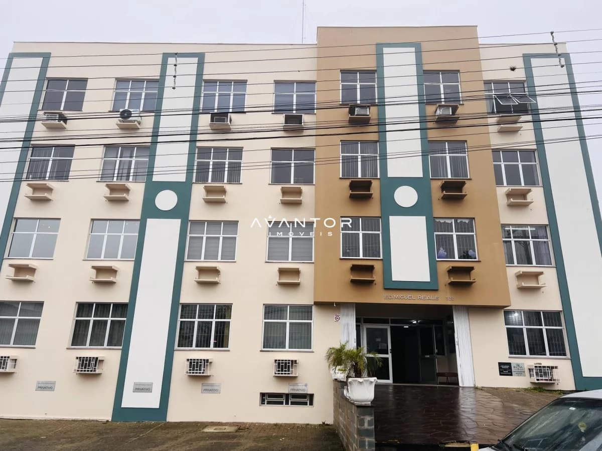 Fachada do prédio com acabamento colorido — Sala Comercial com 2 salas à venda em Nossa Senhora das Dores, Santa Maria/RS