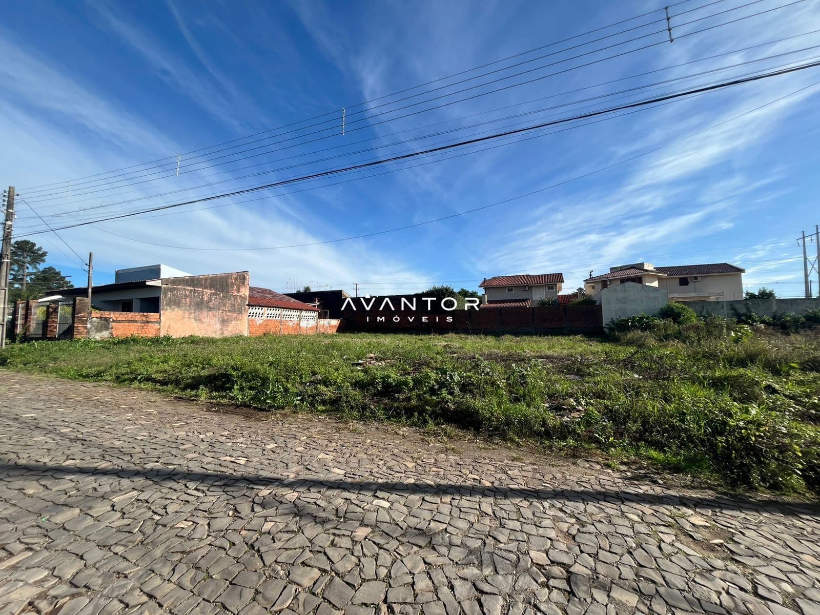 Terreno com construções ao fundo — Terreno à venda em Camobi, Santa Maria/RS