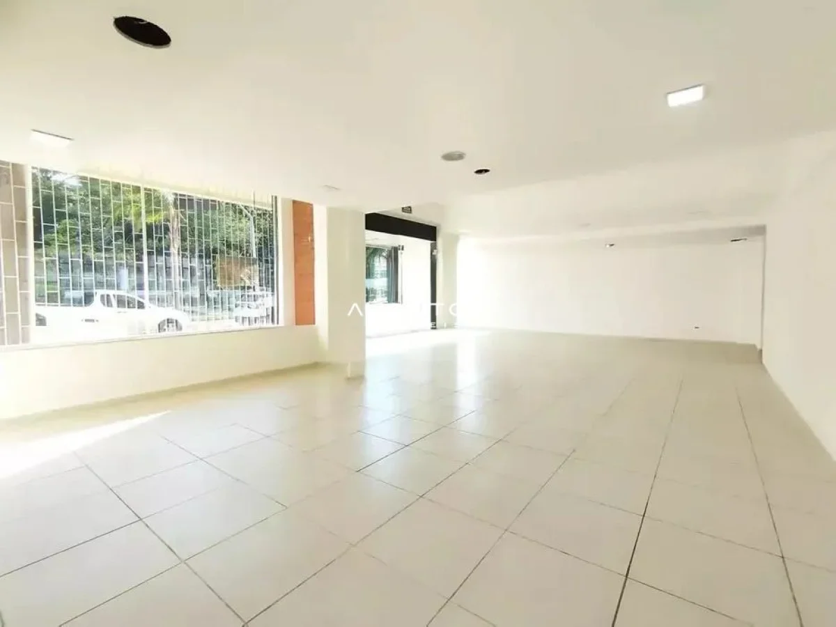 Salão comercial com piso em cerâmica — Loja com 1 sala à venda no Edifício Altos do Bom Fim, em Centro, Santa Maria/RS