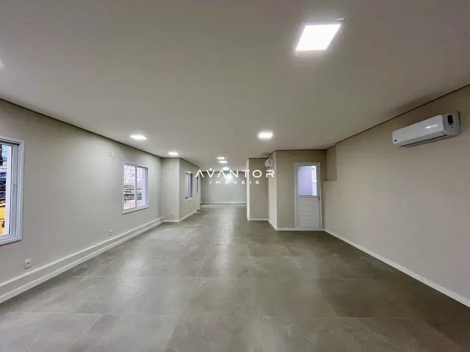 Salão com piso em concreto — Prédio Comercial com 4 salas à venda em Centro, Santa Maria/RS