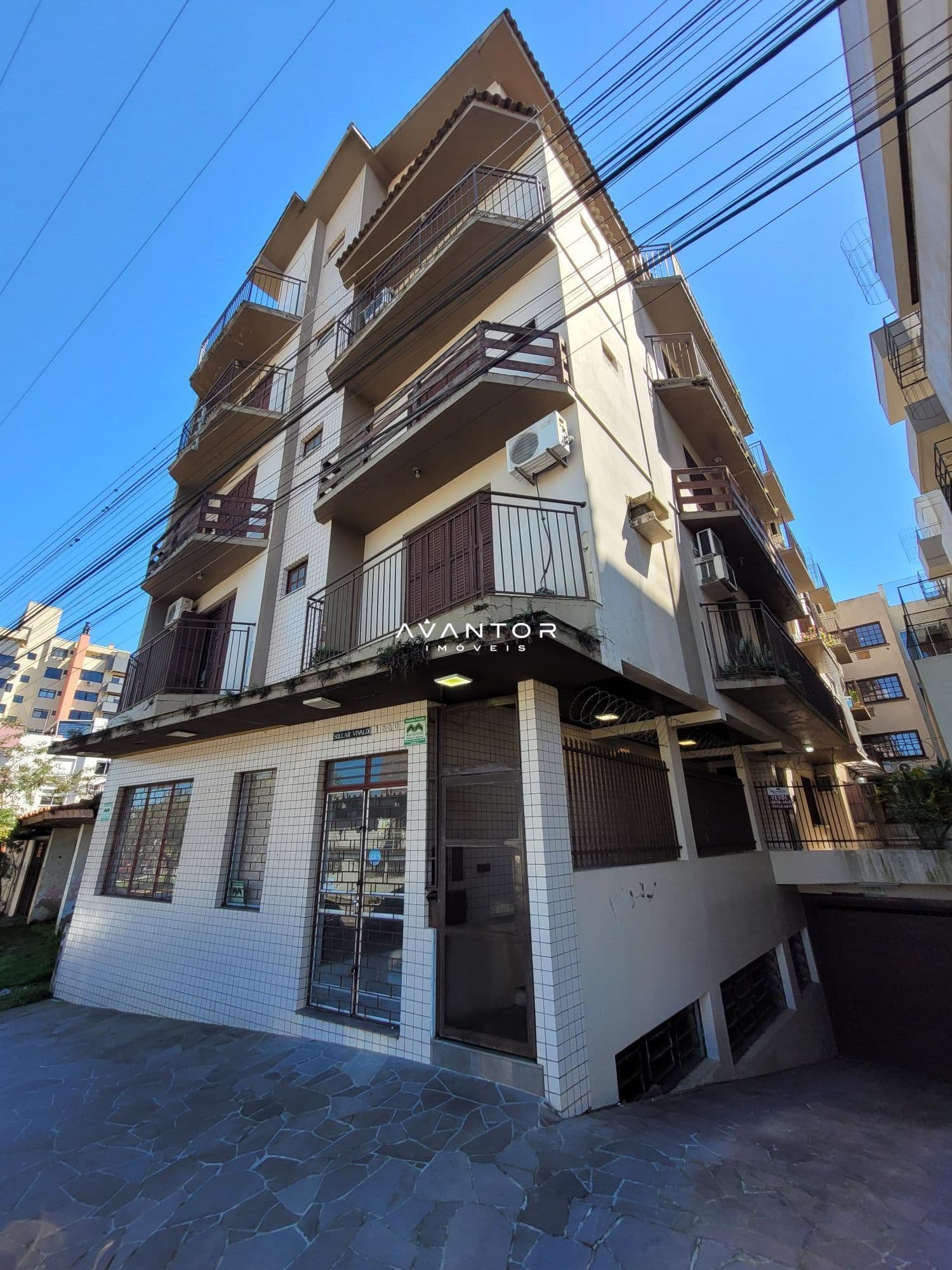 Fachada do prédio com sacadas — Apartamento com 1 quarto à venda em Nossa Senhora de Fátima, Santa Maria/RS