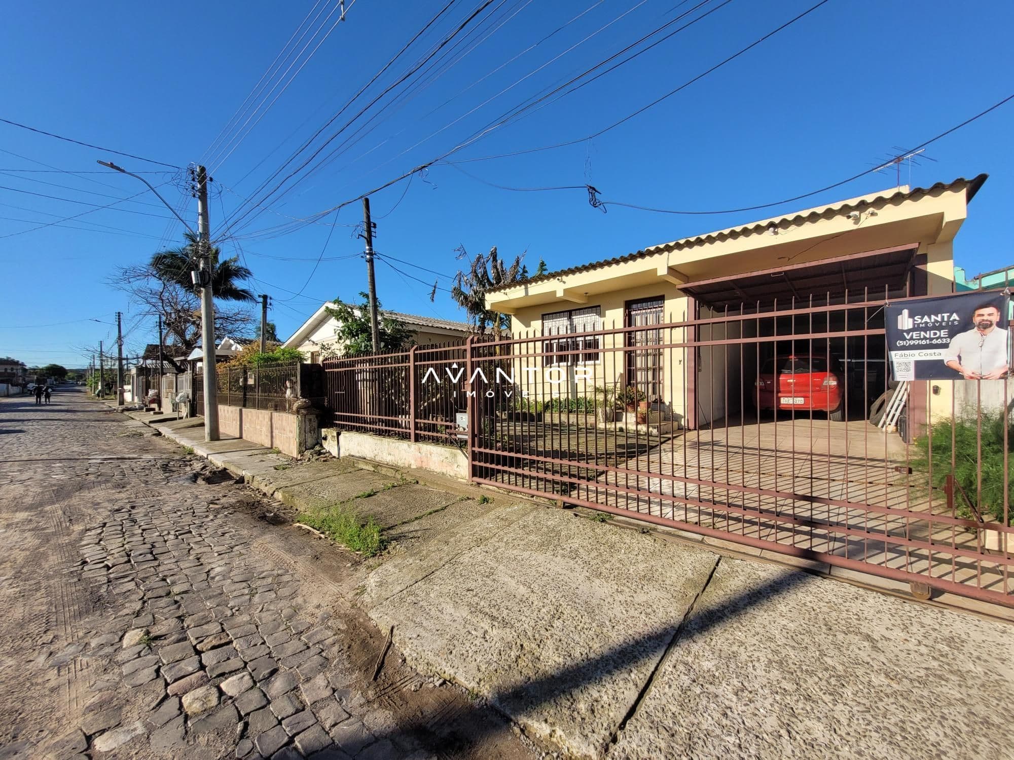 Fachada da casa com garagem — Casa com 3 quartos à venda em Juscelino Kubitschek, Santa Maria/RS