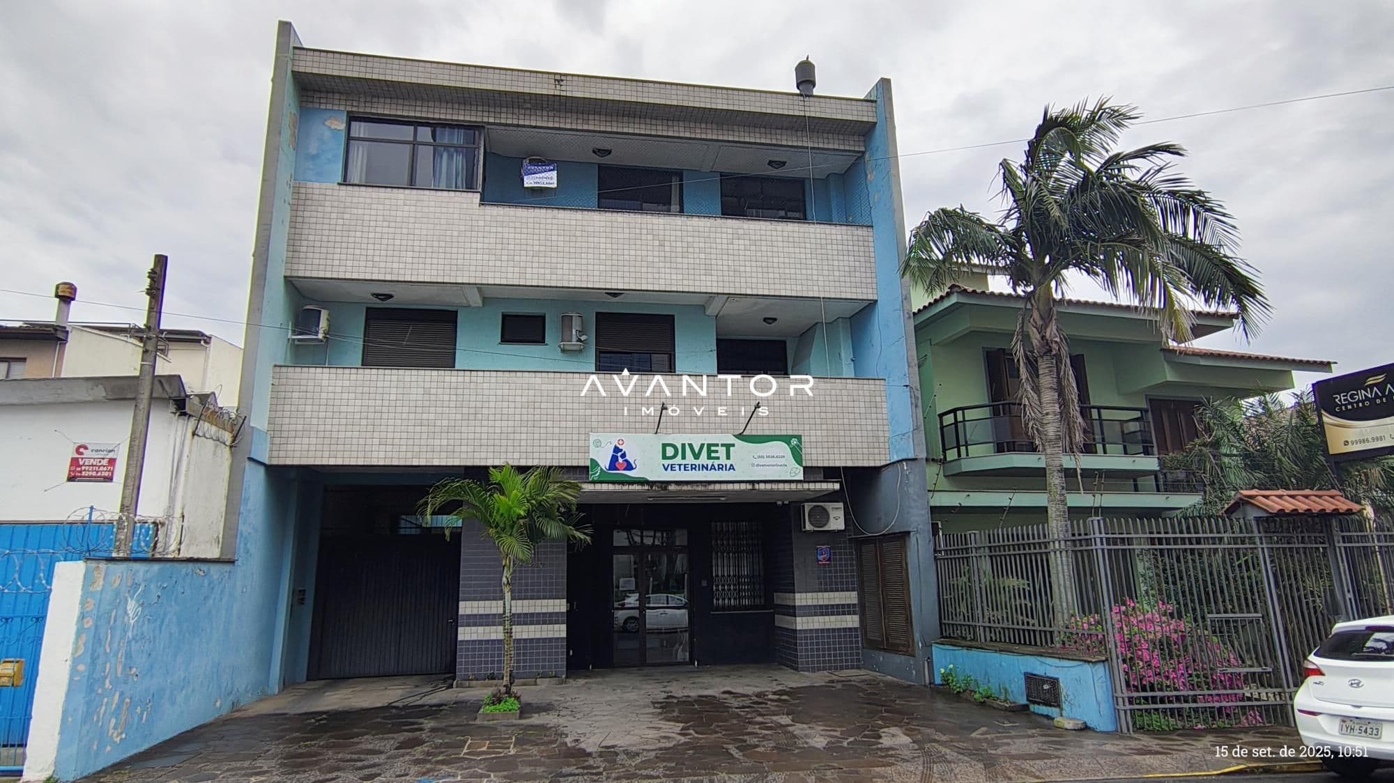Fachada do prédio com três pavimentos — Apartamento com 3 quartos à venda em Nossa Senhora Medianeira, Santa Maria/RS
