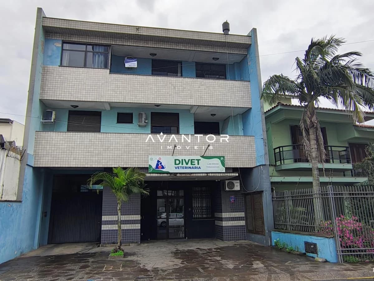 Fachada do prédio com três pavimentos — Apartamento com 3 quartos à venda em Nossa Senhora Medianeira, Santa Maria/RS