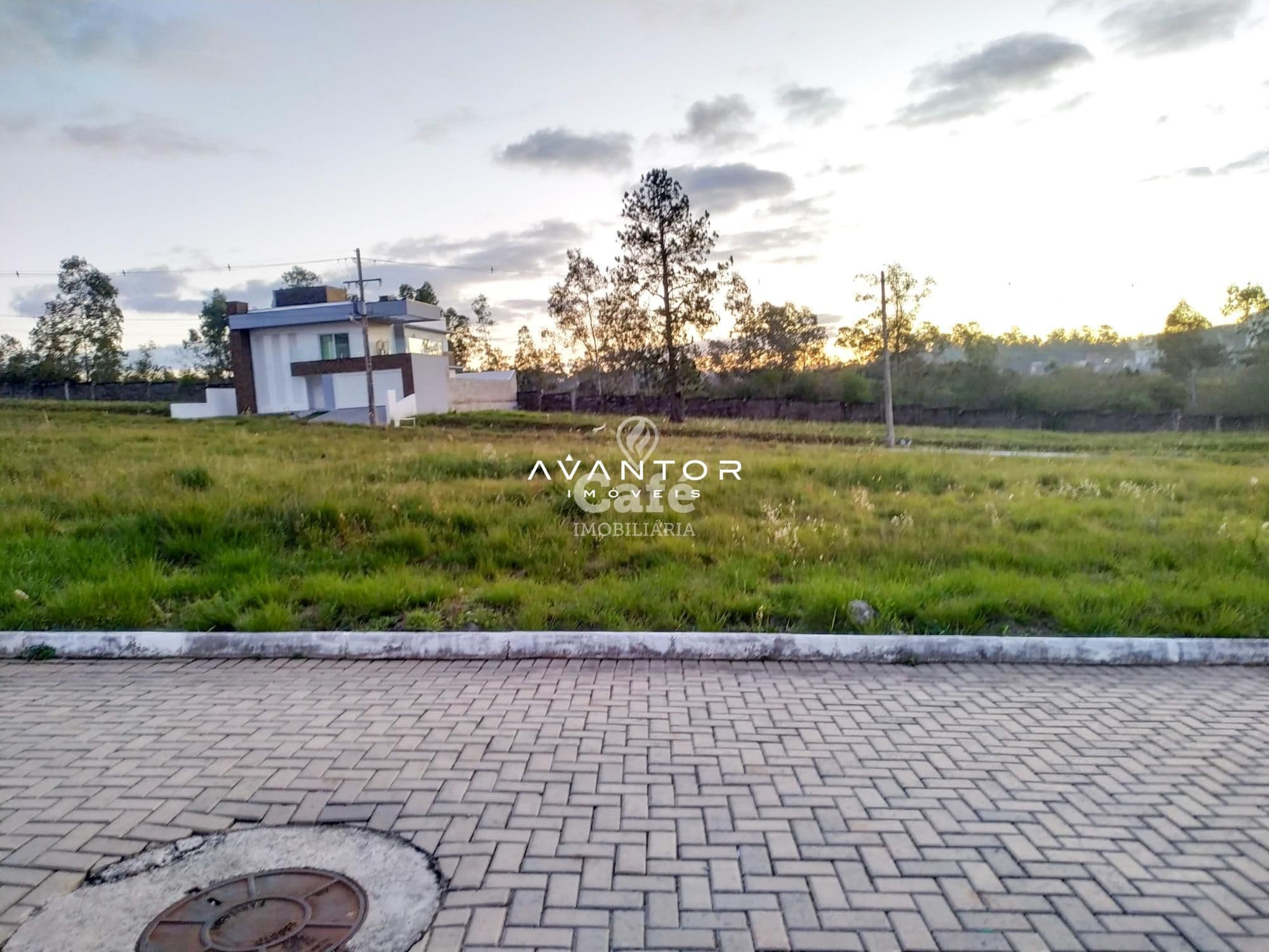 Excelente terreno em condomínio fechado, com ótima infraestrutura — Terreno à venda em São José, Santa Maria/RS