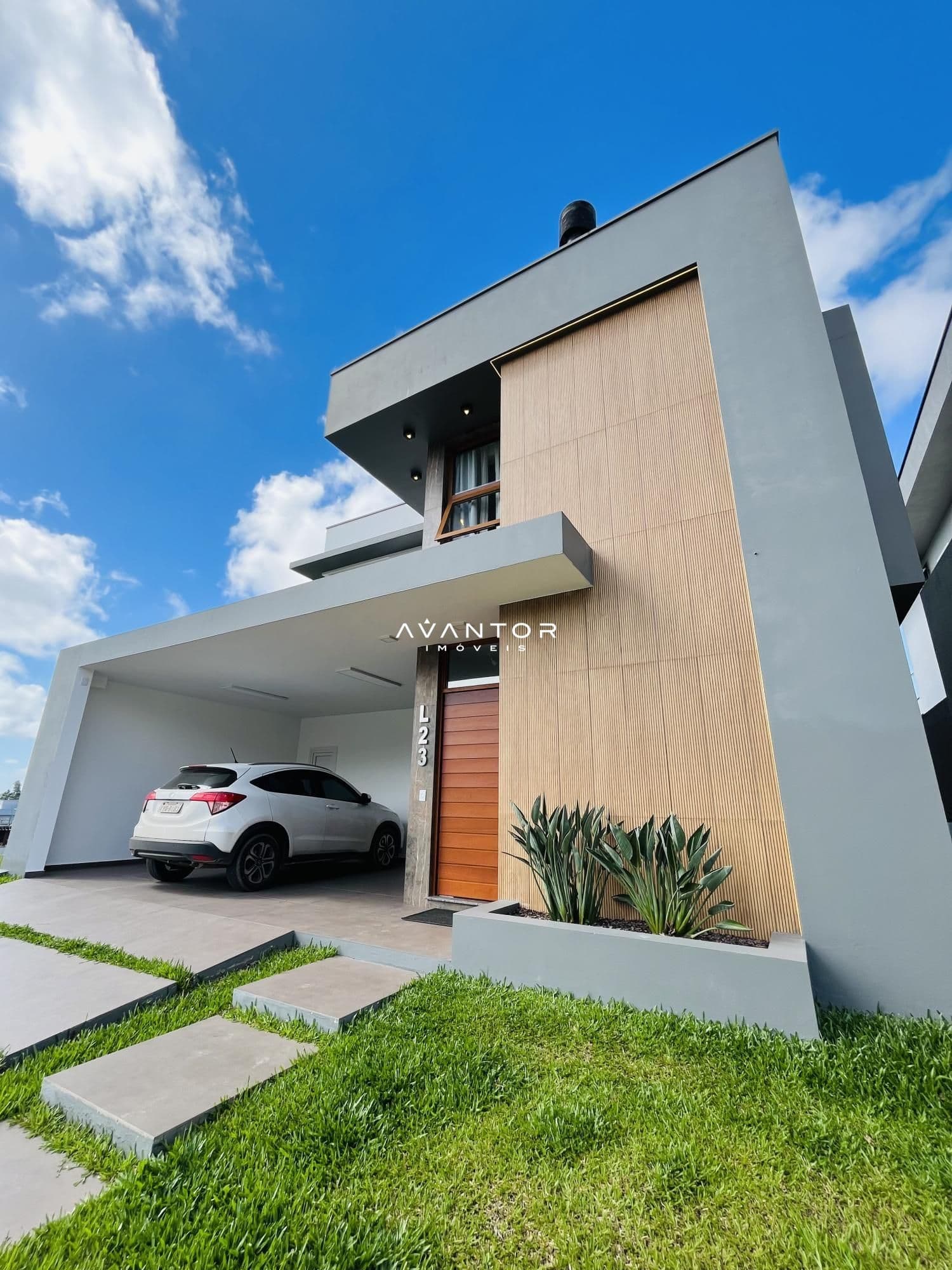 Fachada da casa com garagem — Casa com 4 quartos à venda no Residencial Real Park, em Tomazetti, Santa Maria/RS