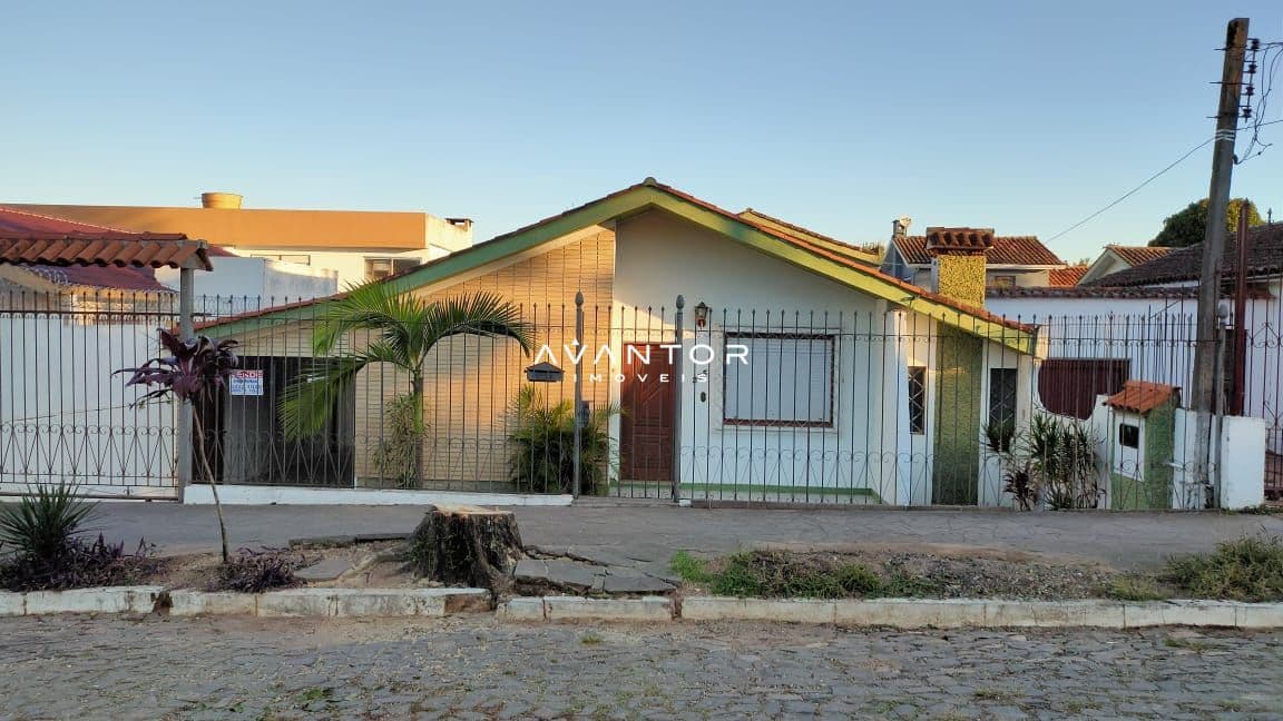 Fachada da casa com portão — Casa com 3 quartos à venda em Patronato, Santa Maria/RS
