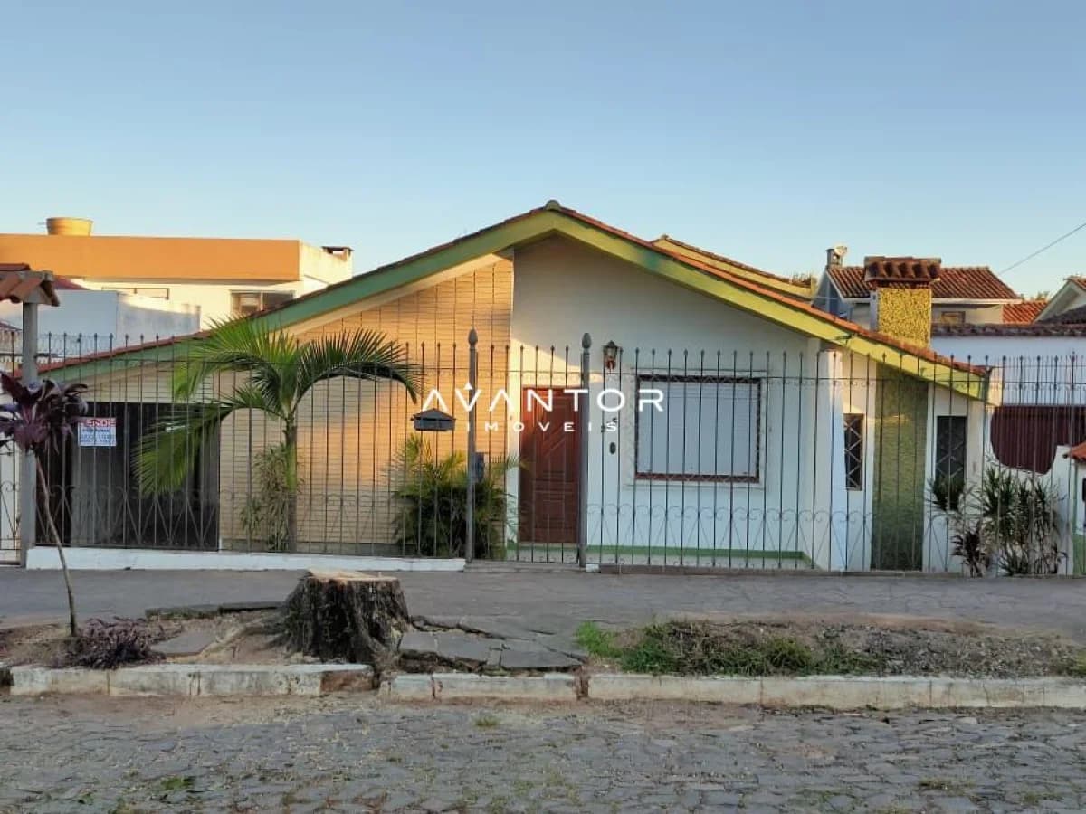 Fachada da casa com portão — Casa com 3 quartos à venda em Patronato, Santa Maria/RS
