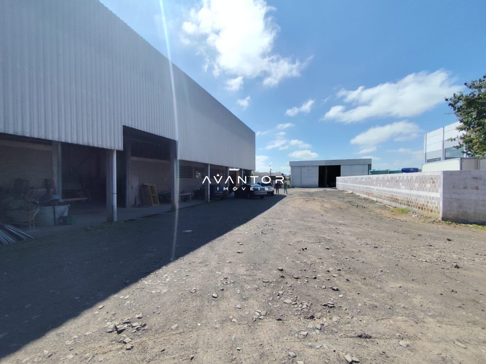 Fachada da área comercial com garagem — Pavilhão com 1 sala para alugar em São João, Santa Maria/RS