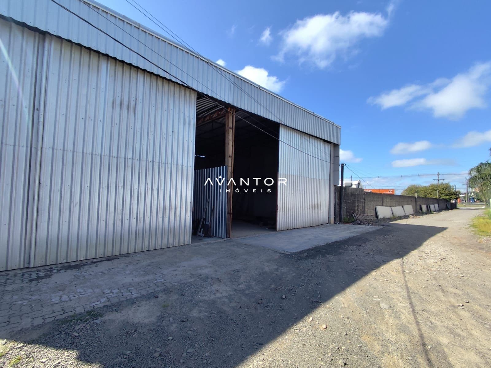 Galpão com porta de garagem aberta — Pavilhão com 1 sala para alugar em Km 3, Santa Maria/RS