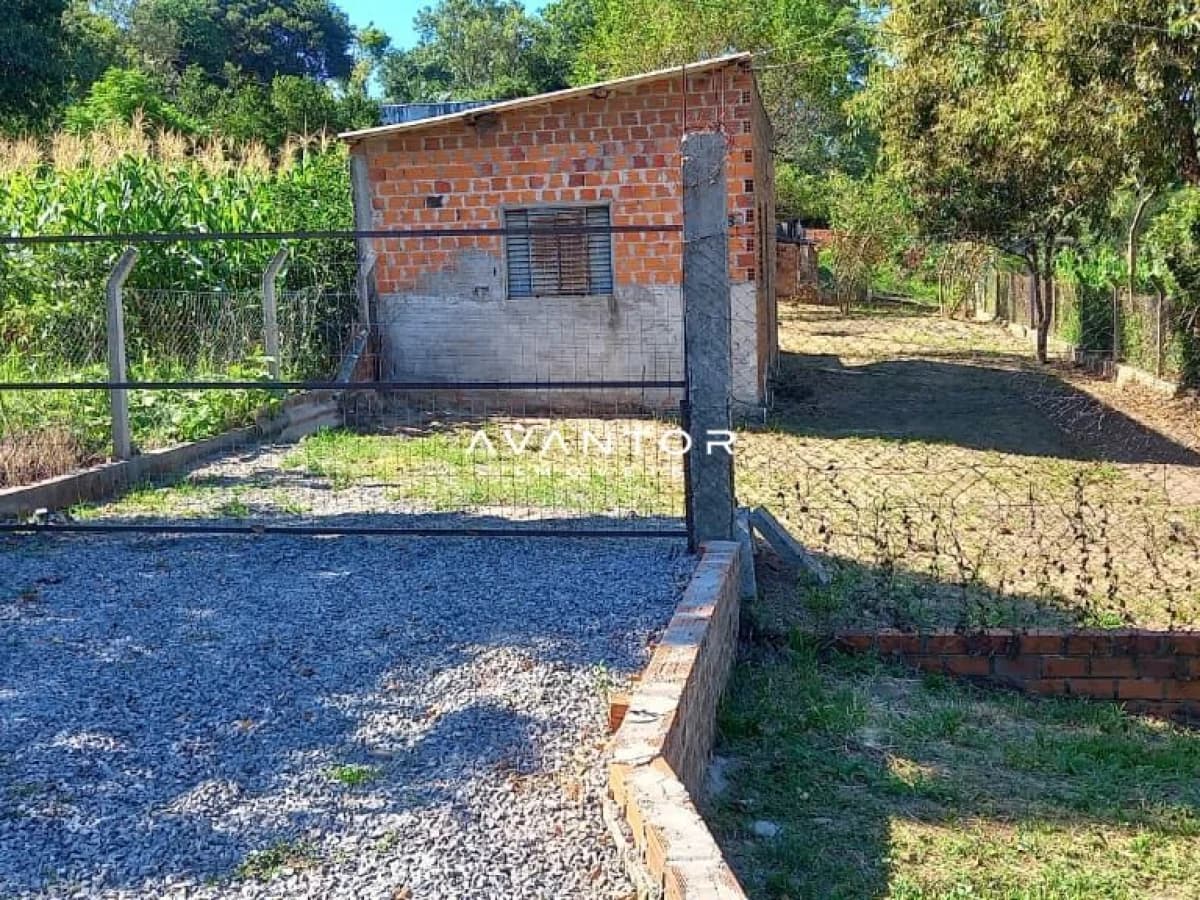 Terreno com construção e portão de entrada — Terreno à venda em Boca do Monte, Santa Maria/RS