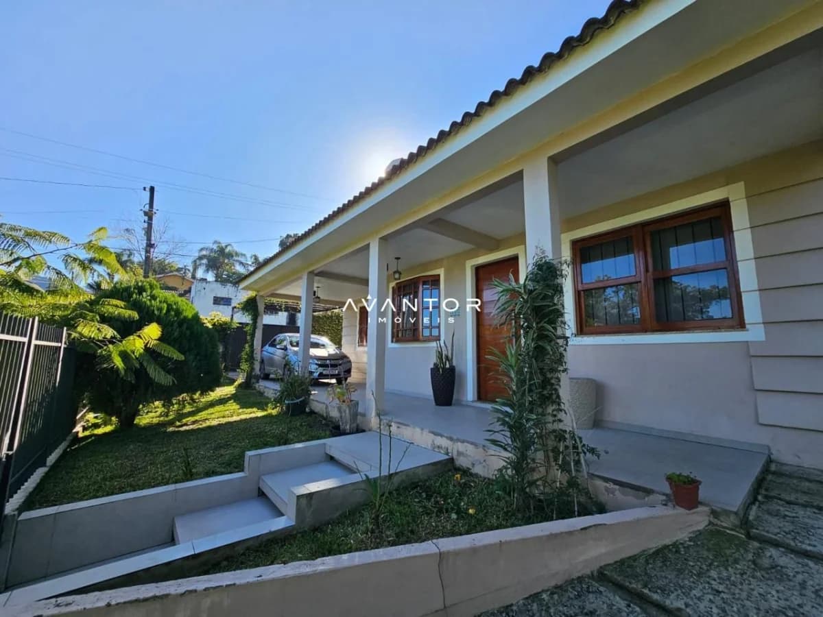 Fachada da casa com garagem e jardim — Casa com 3 quartos à venda em Nossa Senhora do Perpétuo Socorro, Santa Maria/RS