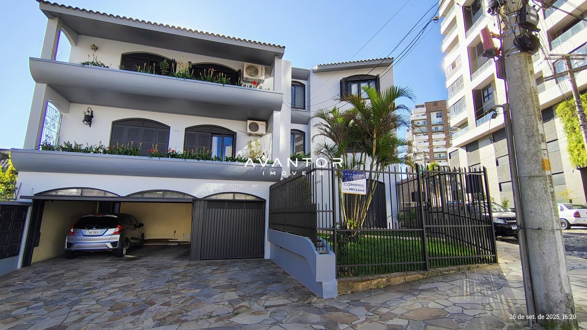 Fachada da casa com garagem e portão — Apartamento com 3 quartos à venda em Nossa Senhora Medianeira, Santa Maria/RS