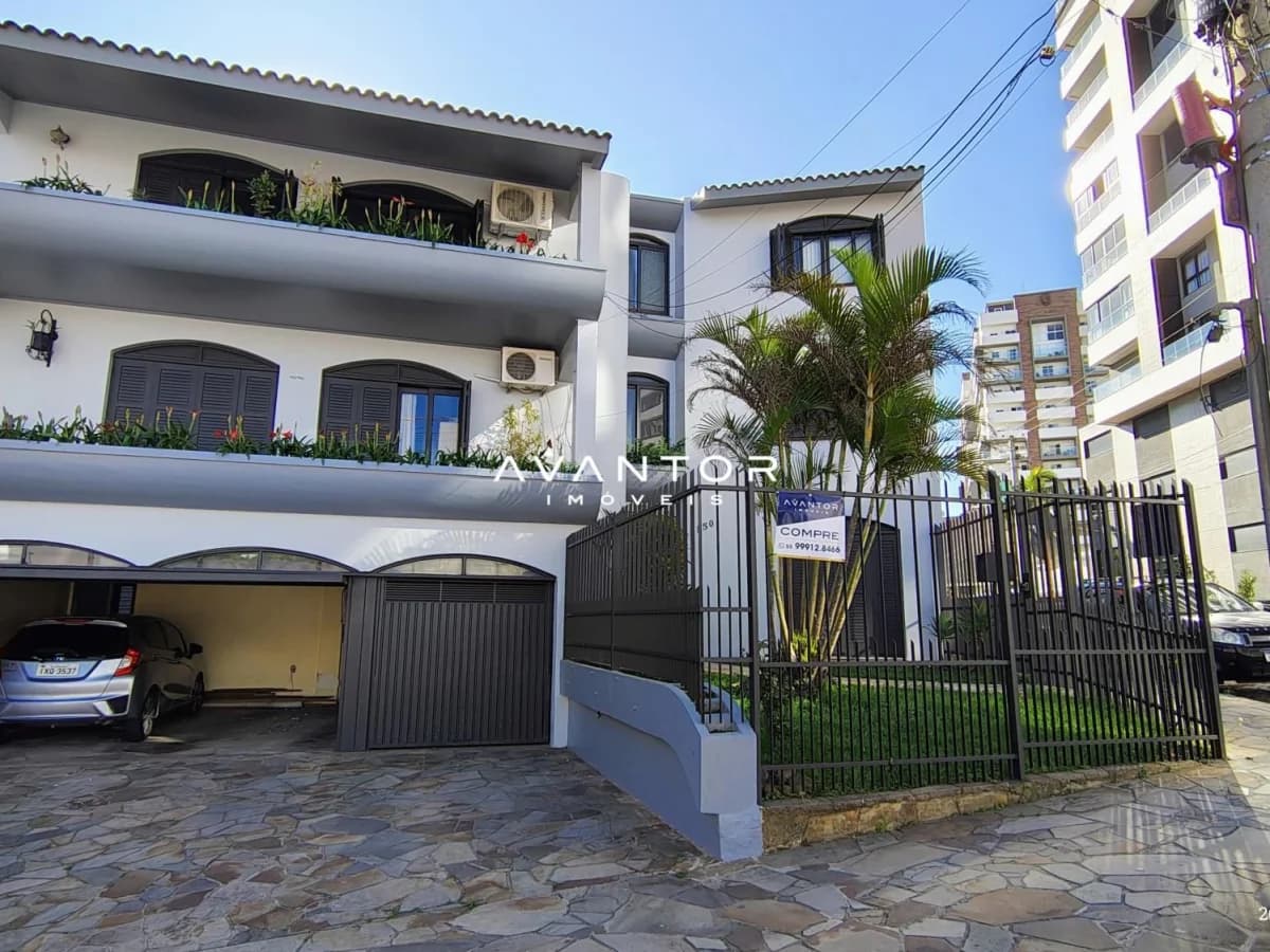 Fachada da casa com garagem e portão — Apartamento com 3 quartos à venda em Nossa Senhora Medianeira, Santa Maria/RS