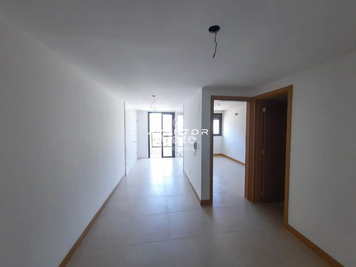 Hall de entrada com portas de madeira — Apartamento com 1 quarto à venda no Residencial Sant'anna, em Centro, Santa Maria/RS