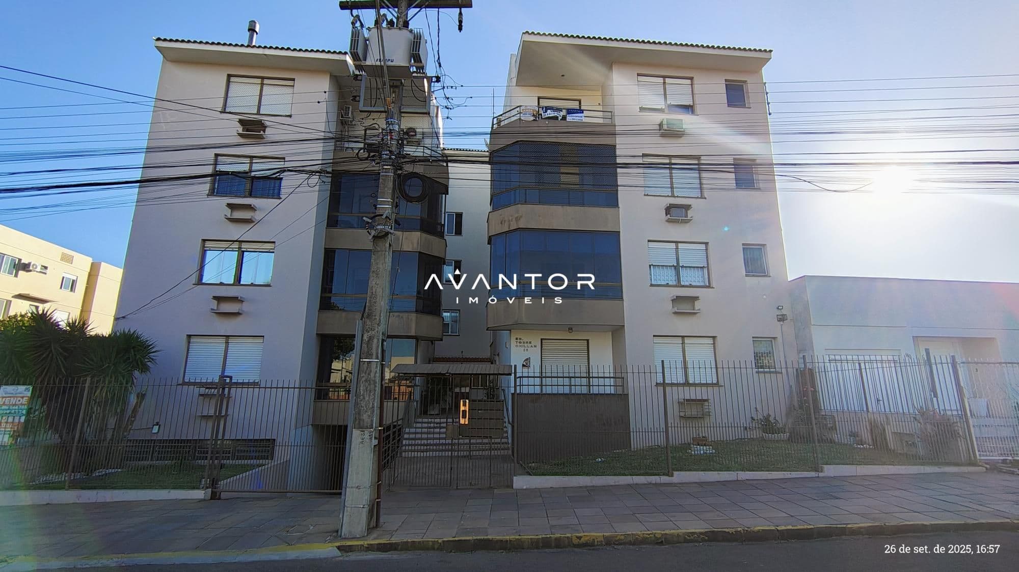 Fachada do prédio com garagem — Apartamento com 2 quartos à venda em Duque de Caxias, Santa Maria/RS