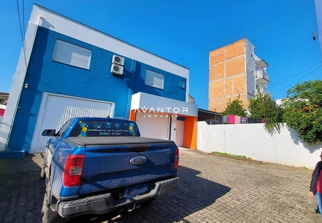 Fachada da casa com garagem — Loja com 4 salas para alugar em Centro, Santa Maria/RS