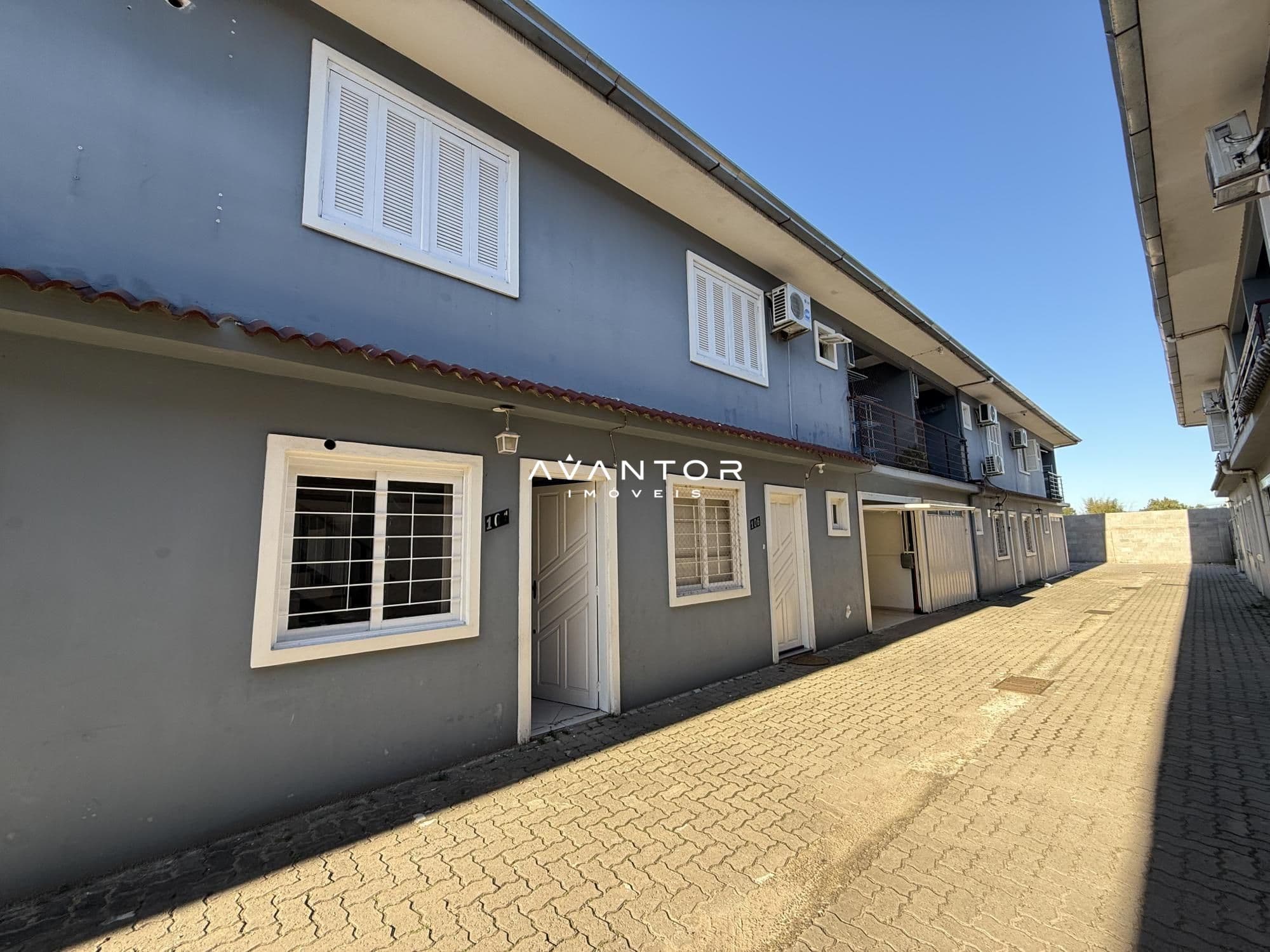 Fachada da casa com pátio — Casa com 2 quartos à venda em Pinheiro Machado, Santa Maria/RS