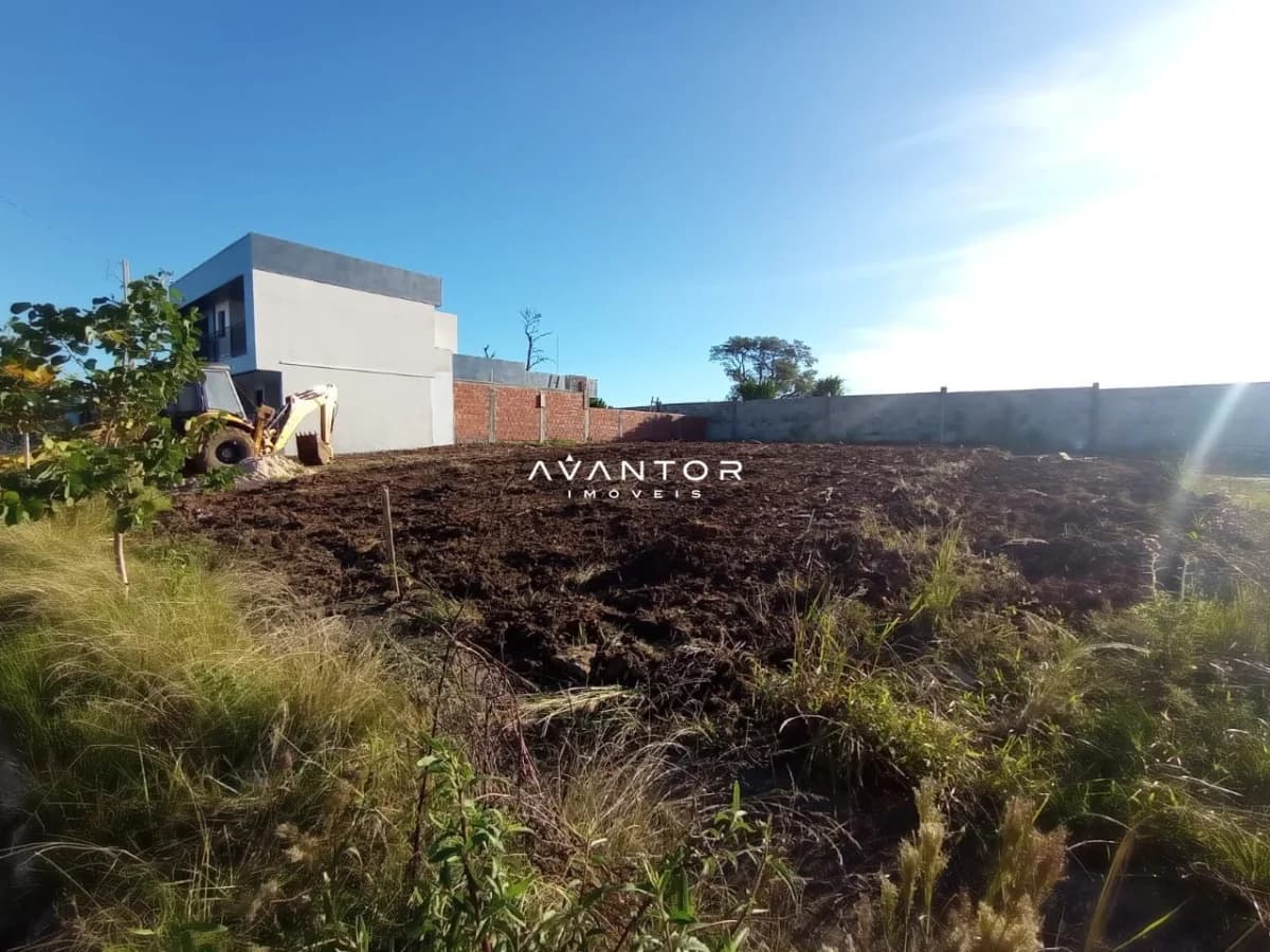 Terreno com construção em andamento — Terreno à venda no Residencial Alberto Schons, em Pinheiro Machado, Santa Maria/RS