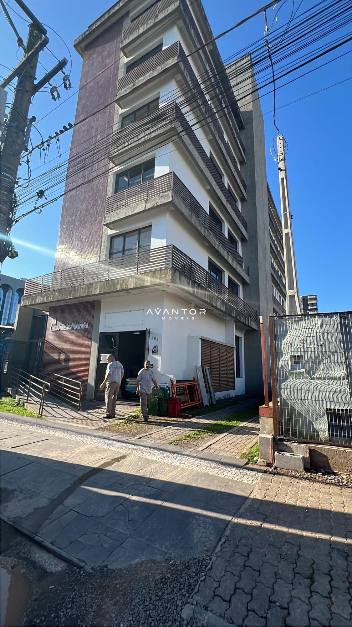 Fachada do prédio com sacadas — Sala Comercial com 1 sala à venda em Nossa Senhora das Dores, Santa Maria/RS