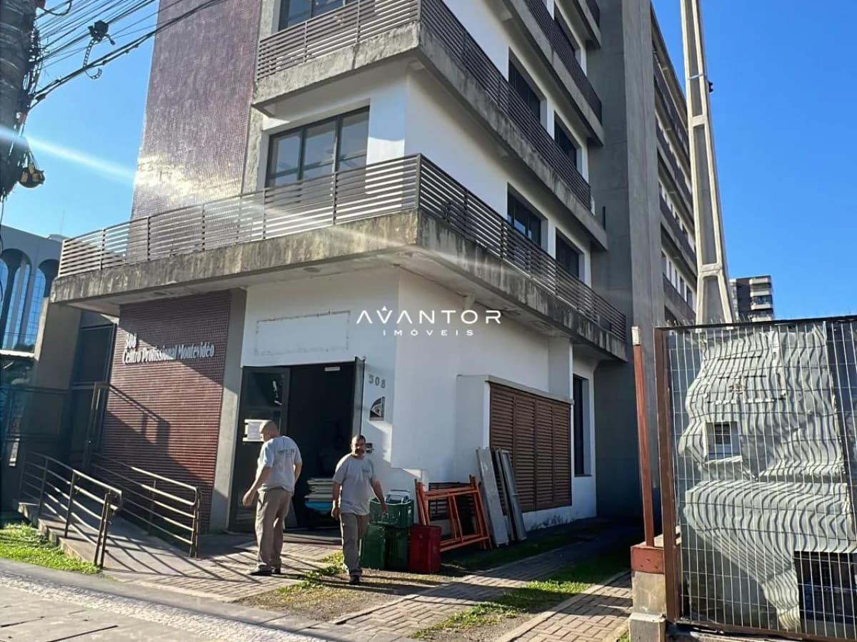 Fachada do prédio com sacadas — Sala Comercial com 1 sala à venda em Nossa Senhora das Dores, Santa Maria/RS