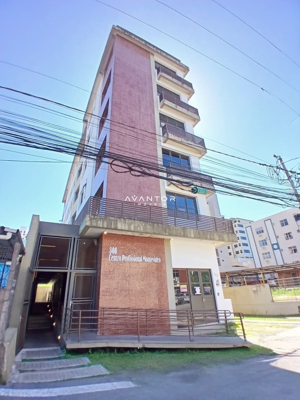 Fachada do prédio com sacada — Loja com 1 sala à venda em Nossa Senhora das Dores, Santa Maria/RS