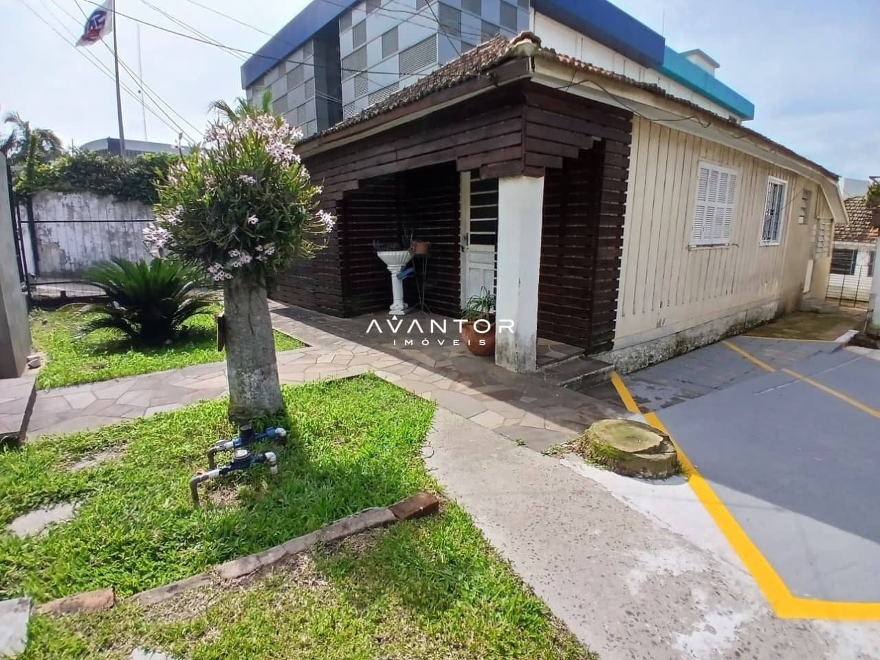 Fachada da casa com pátio e garagem — Casa com 4 quartos para alugar em Nossa Senhora das Dores, Santa Maria/RS