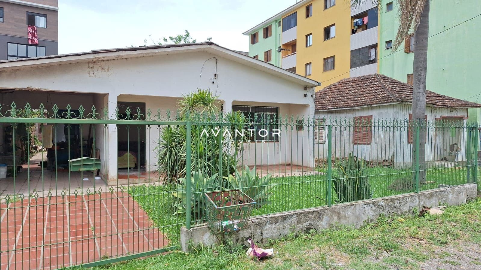 Fachada da casa com pátio — Terreno à venda em Camobi, Santa Maria/RS