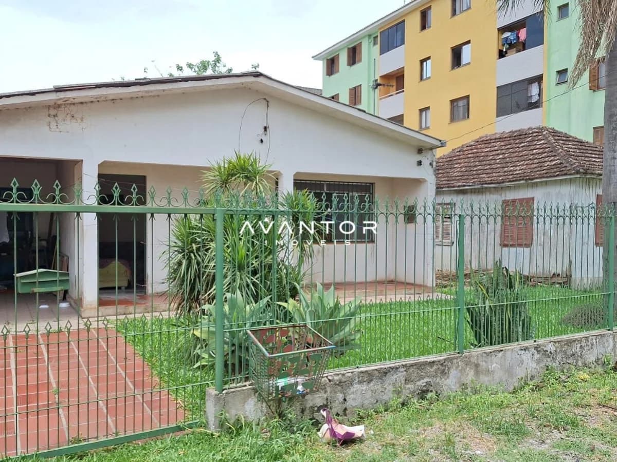 Fachada da casa com pátio — Terreno à venda em Camobi, Santa Maria/RS