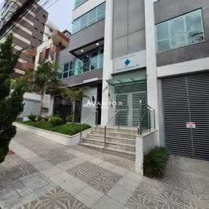 Fachada do imóvel com entrada e garagem — Sala Comercial com 2 salas para alugar em Nossa Senhora das Dores, Santa Maria/RS