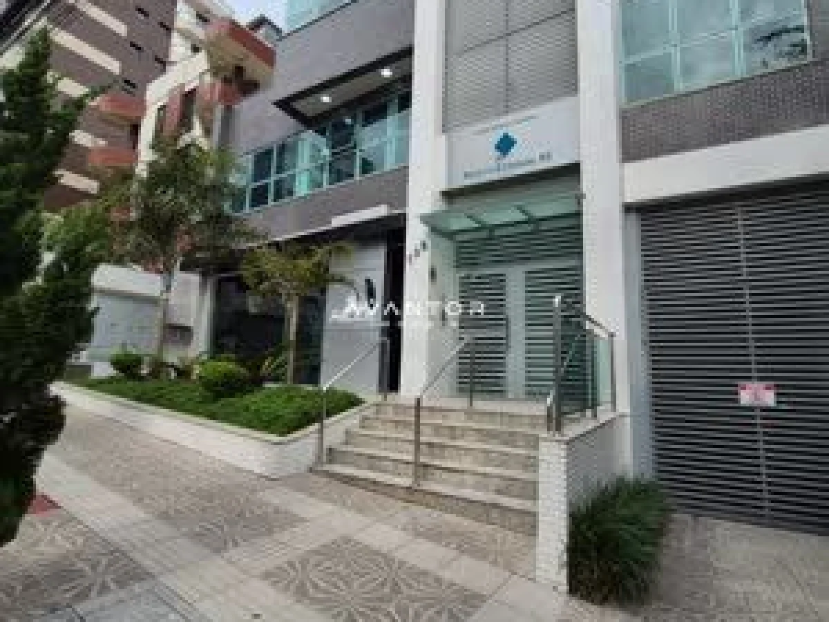 Fachada do imóvel com entrada e garagem — Sala Comercial com 2 salas para alugar em Nossa Senhora das Dores, Santa Maria/RS