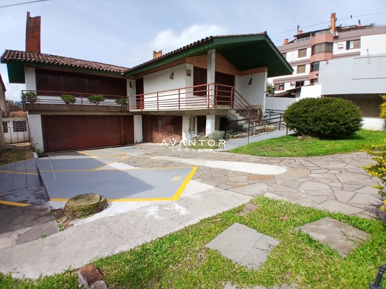 Fachada da casa com garagem e pátio — Casa com 7 quartos para alugar em Nossa Senhora das Dores, Santa Maria/RS