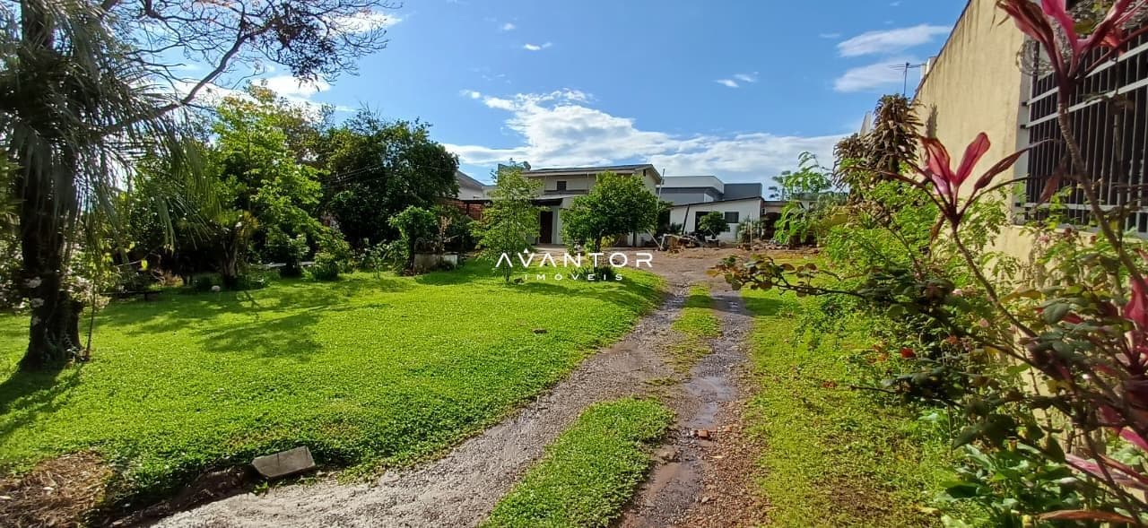 Pátio com jardim e acesso à casa — Terreno à venda em Tomazetti, Santa Maria/RS