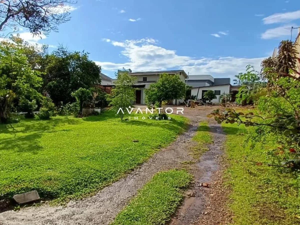 Pátio com jardim e acesso à casa — Terreno à venda em Tomazetti, Santa Maria/RS